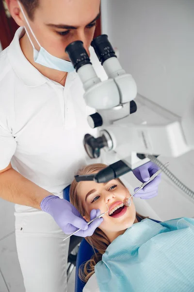 Menina bonita sentada no escritório de dentistas — Fotografia de Stock