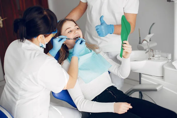 Bella ragazza seduta nello studio dentistico — Foto Stock