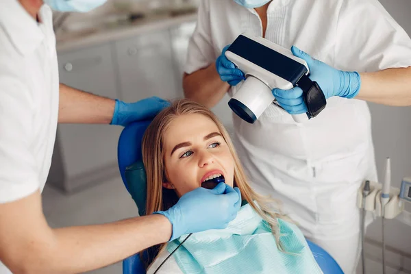 Bella ragazza seduta nello studio dentistico — Foto Stock