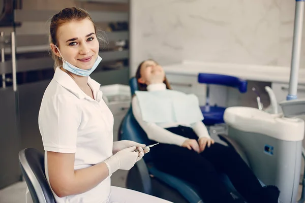 Красива дівчина сидить у стоматологічному кабінеті — стокове фото