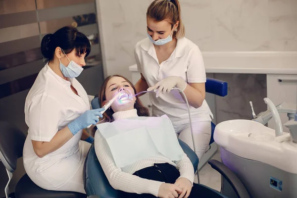 Bella ragazza seduta nello studio dentistico — Foto Stock