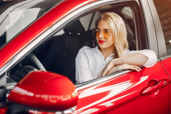 Elegantní žena v salonu auto — Stock fotografie