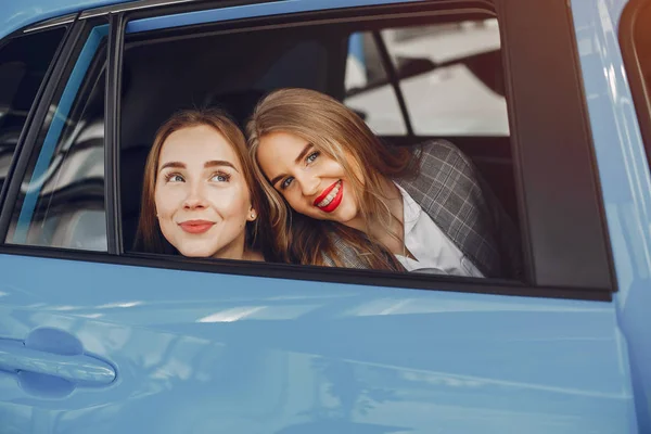 Две стильные женщины в автосалоне — стоковое фото