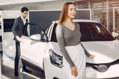 Bir araba salonda zarif Çift