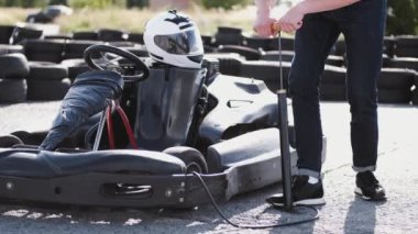 çekici adam onun gocart üzerinde lastik basıncı kontrol