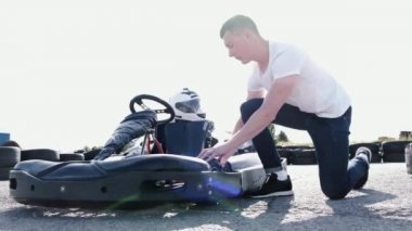 çekici adam onun gocart üzerinde lastik basıncı kontrol
