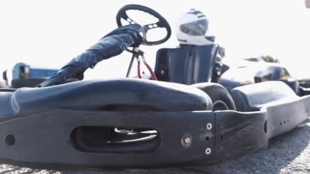 Привлекательный мужчина проверяет давление в шинах на тележке — стоковое видео