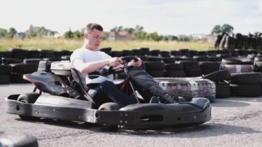 yolda bir gocart içinde çekici adam sitititng