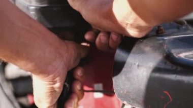 çekici adam el ile yolda onun gocart başlayan