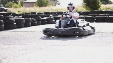 go-kart pistinde açık havada koruyucu kask yarış erkek yarışçı