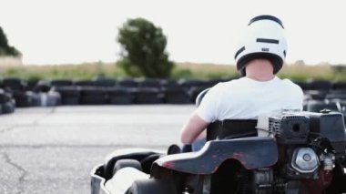go-kart pistinde açık havada koruyucu kask yarış erkek yarışçı