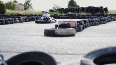 go-kart pistinde açık havada koruyucu kask yarış erkek yarışçı
