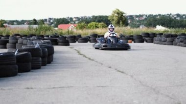 go-kart pistinde açık havada koruyucu kask yarış erkek yarışçı