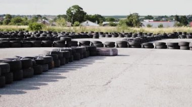 go-kart pistinde açık havada koruyucu kask yarış erkek yarışçı