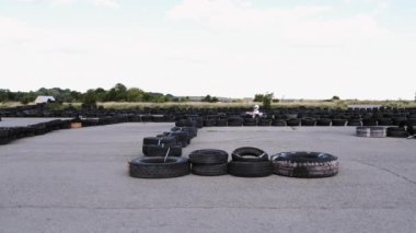 go-kart pistinde açık havada koruyucu kask yarış erkek yarışçı