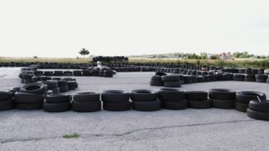 go-kart pistinde açık havada koruyucu kask yarış erkek yarışçı