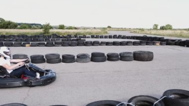 go-kart pistinde açık havada koruyucu kask yarış erkek yarışçı