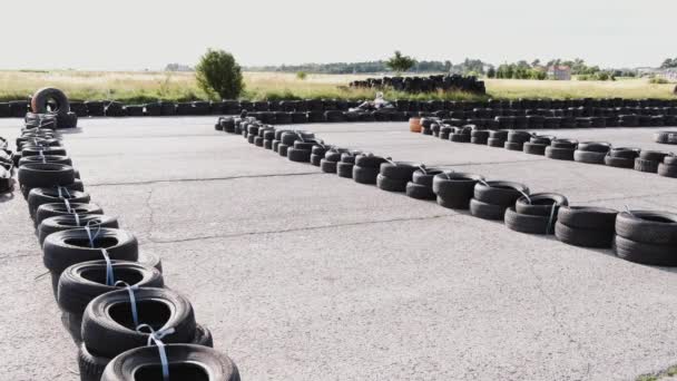 Manlig racer i skyddshjälm racing på gokartbanan utomhus — Stockvideo