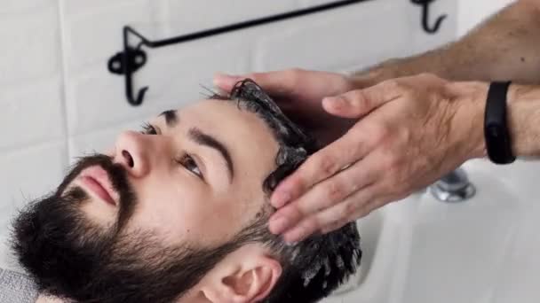 Kuaförde lavaboda berber yıkama istemcileri saç — Stok video