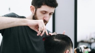 adam bir berber den bir saç kesimi alıyorum