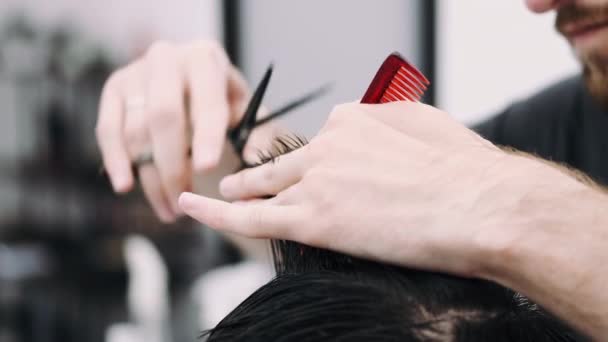 Hombre consiguiendo un corte de pelo de un barbero — Vídeos de Stock