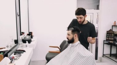 adam bir berber den bir saç kesimi alıyorum