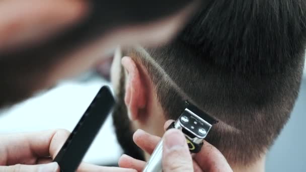 Homem recebendo um corte de cabelo de um barbeiro — Vídeo de Stock