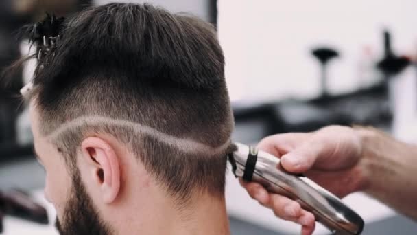 Homem recebendo um corte de cabelo de um barbeiro — Vídeo de Stock