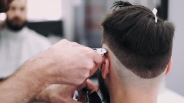 adam bir berber den bir saç kesimi alıyorum