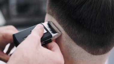 adam bir berber den bir saç kesimi alıyorum