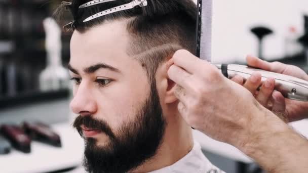 Hombre consiguiendo un corte de pelo de un barbero — Vídeos de Stock