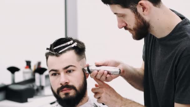 Hombre consiguiendo un corte de pelo de un barbero — Vídeo de stock