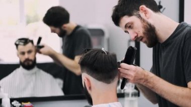 adam bir berber den bir saç kesimi alıyorum