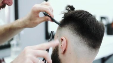 adam bir berber den bir saç kesimi alıyorum