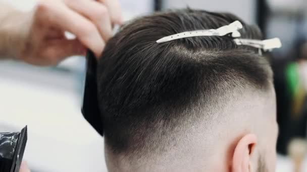 Mann bekommt vom Friseur einen Haarschnitt — Stockvideo