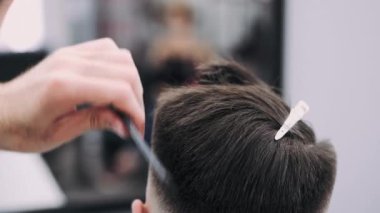 adam bir berber den bir saç kesimi alıyorum