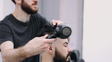 çekici adam saçlarını lyled ve darbe kurutulmuş almak