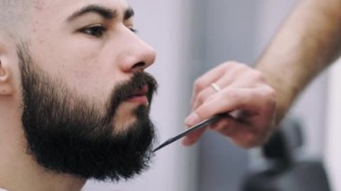 adam bir berber den bir saç kesimi alıyorum