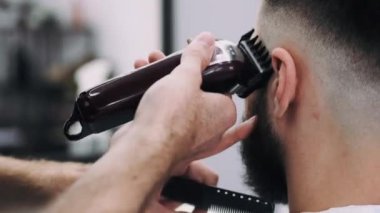 adam bir berber den bir saç kesimi alıyorum