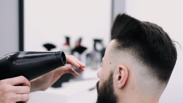 Mężczyzna coraz fryzura od fryzjera — Wideo stockowe