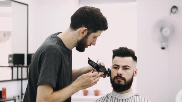 Man krijgt een kapsel van een kapper — Stockvideo