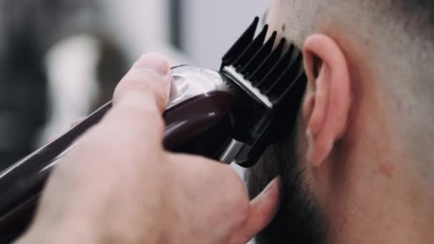 Man krijgt een kapsel van een kapper — Stockvideo