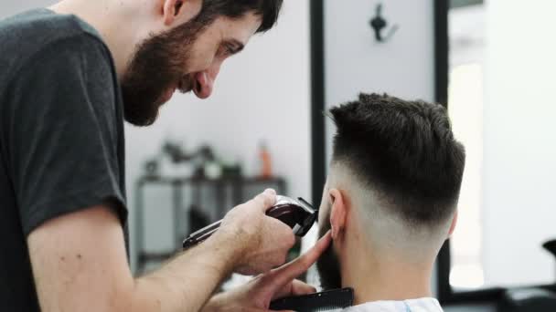 Чоловік отримує зачіску від перукаря — стокове відео