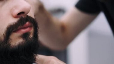 profesyonel işadamı sakalını bir berber tarafından kesilmiş alma