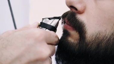 profesyonel işadamı sakalını bir berber tarafından kesilmiş alma