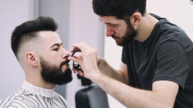 profesyonel işadamı sakalını bir berber tarafından kesilmiş alma