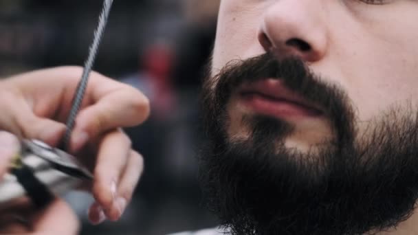 Profesionální obchodník s vousy ostříženými holičem — Stock video