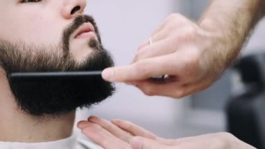 profesyonel işadamı sakalını bir berber tarafından kesilmiş alma