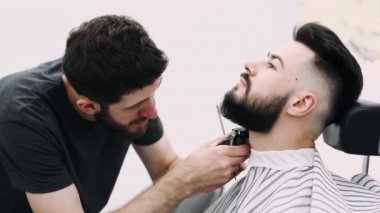 profesyonel işadamı sakalını bir berber tarafından kesilmiş alma