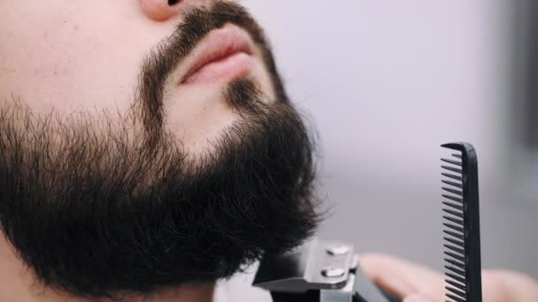 Profesjonalny biznesmen coraz brodę przycięte przez fryzjera — Wideo stockowe